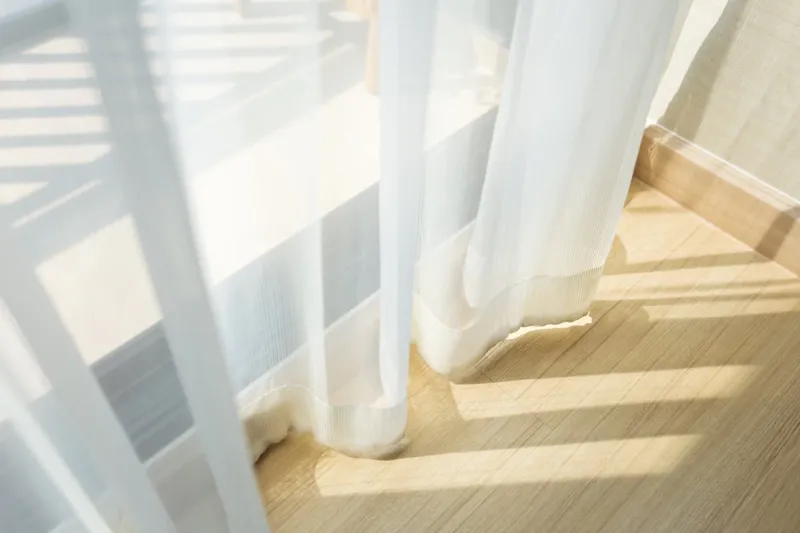 Gardinen nach Maß am sonnigen Fenster