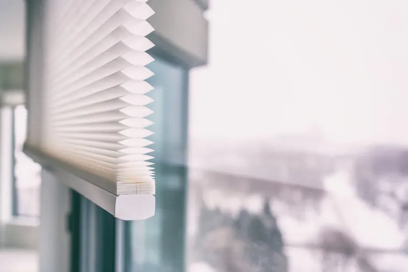 Plissee als Sonnenschutz am Fenster